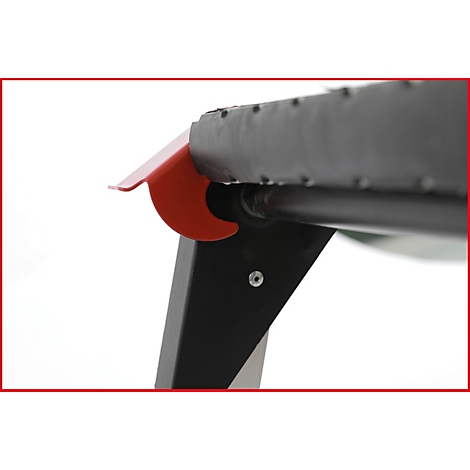 Nahaufnahme eines schwarzen Metallrahmens mit roter Abdeckung und gepolstertem, genietetem Oberteil.